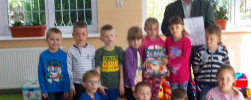 Radny Rady Miejskiej w Golinie Krzysztof Szymański czyta przedszkolakom w szkole w Radolinie